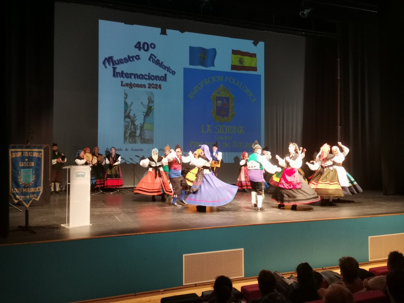 Baile de la Agrupación La Sidrina en el Centro Polivalente Integral de Lugones.