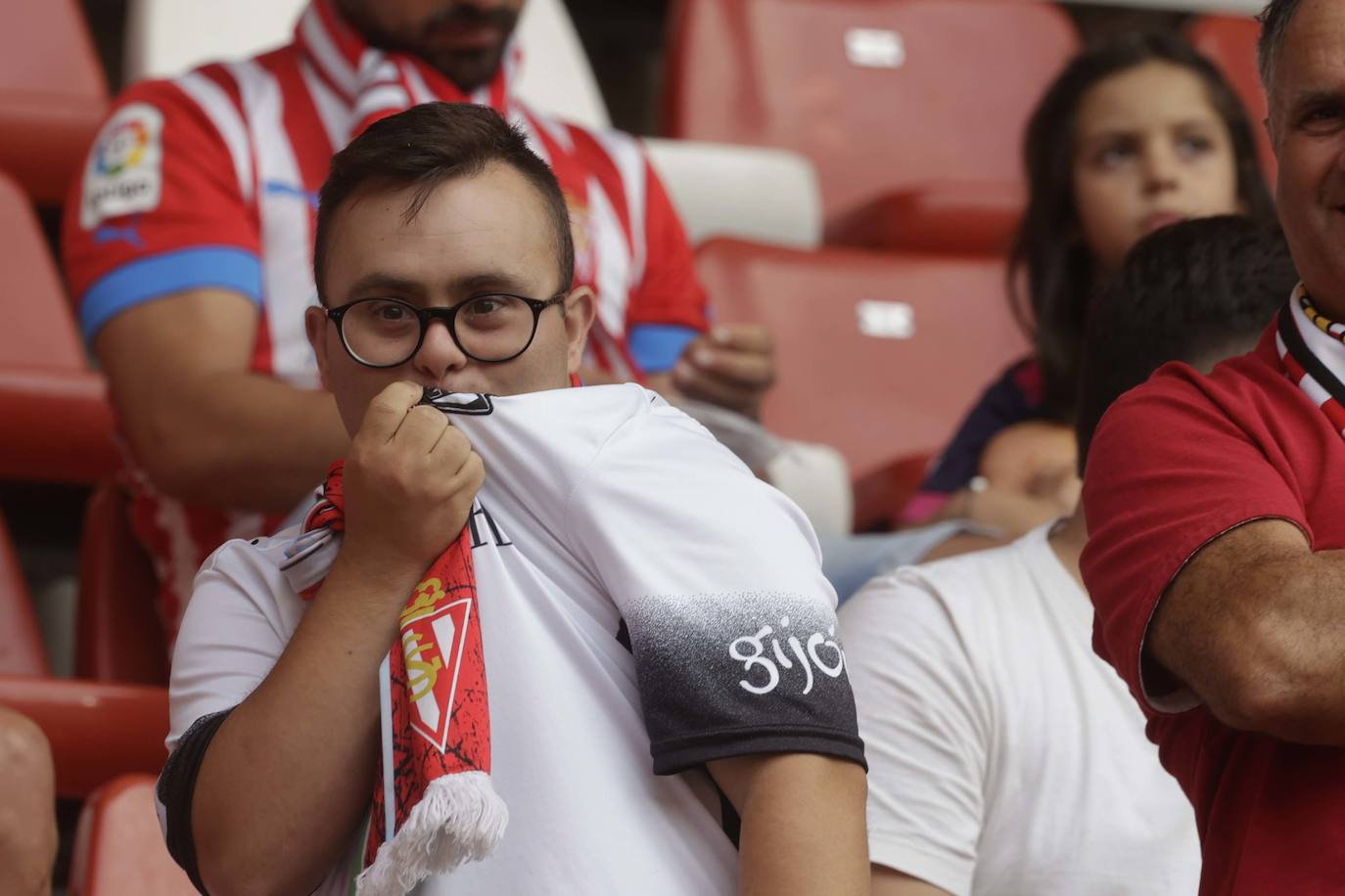 ¿Estuviste en El Molinón en el Sporting - Eldense? ¡Búscate!