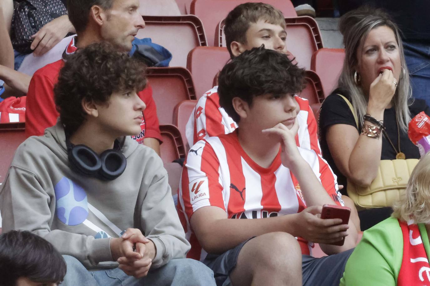 ¿Estuviste en El Molinón en el Sporting - Eldense? ¡Búscate!