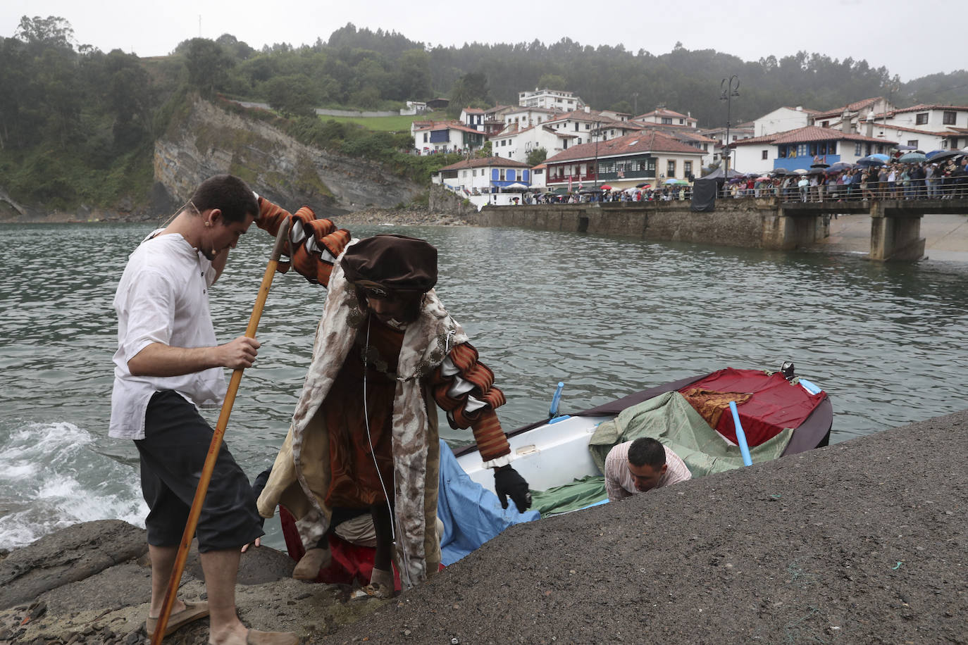 Tazones vive un Desembarco pasado por agua