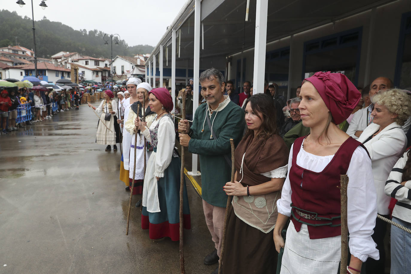 Tazones vive un Desembarco pasado por agua