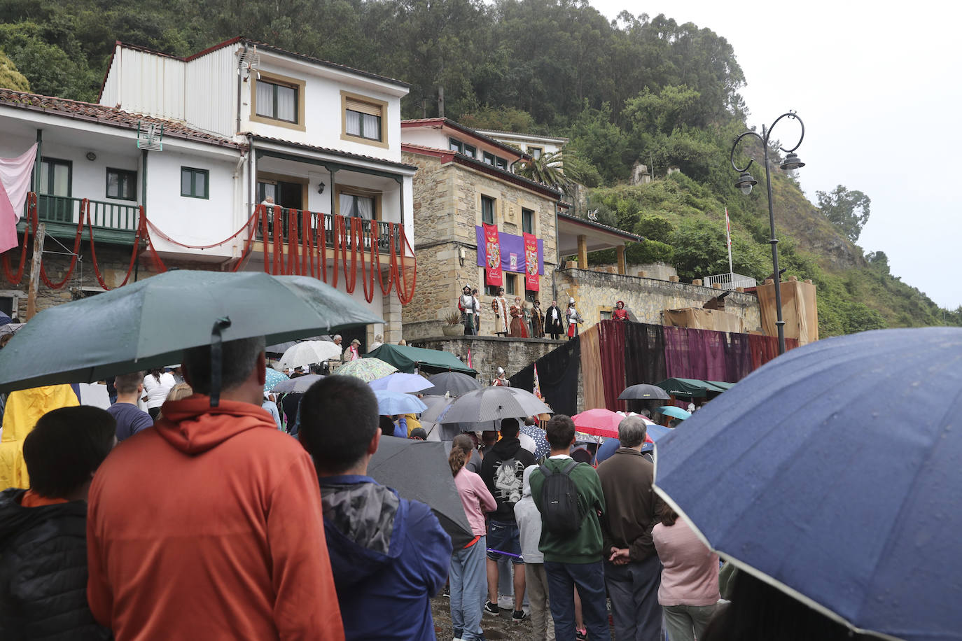 Tazones vive un Desembarco pasado por agua