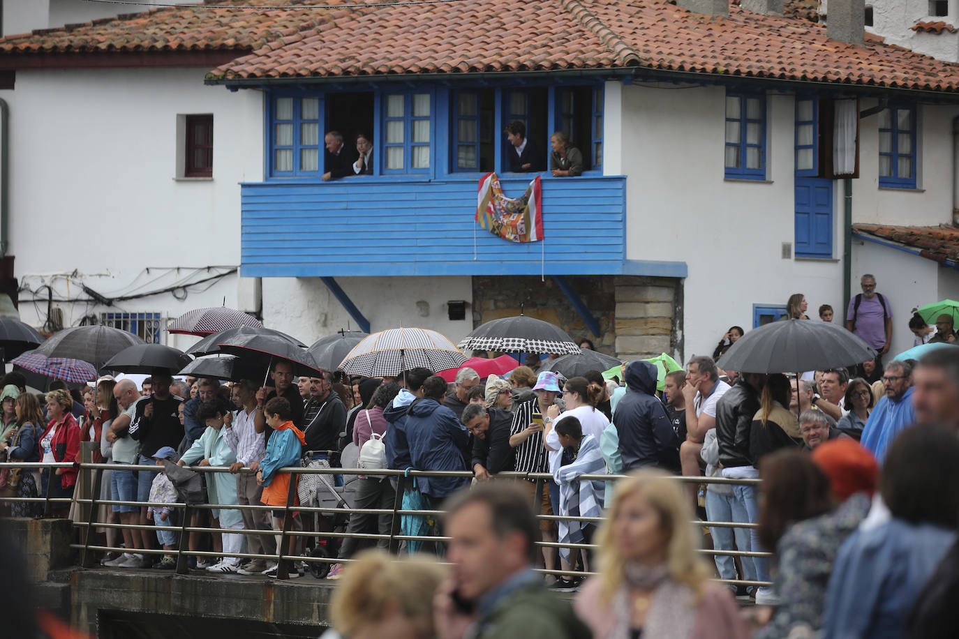 Tazones vive un Desembarco pasado por agua