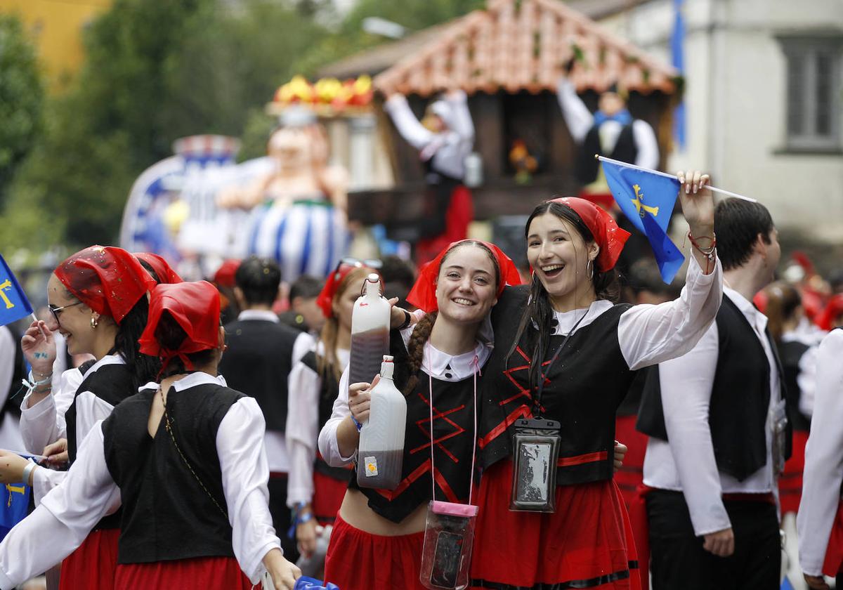 El Descenso Folklórico del Nalón no se rinde ante la lluvia