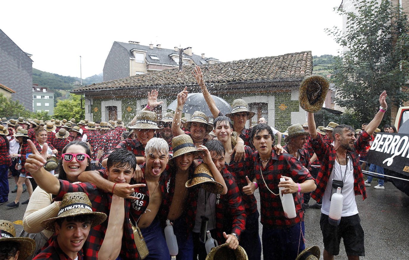 El Descenso Folklórico del Nalón no se rinde ante la lluvia