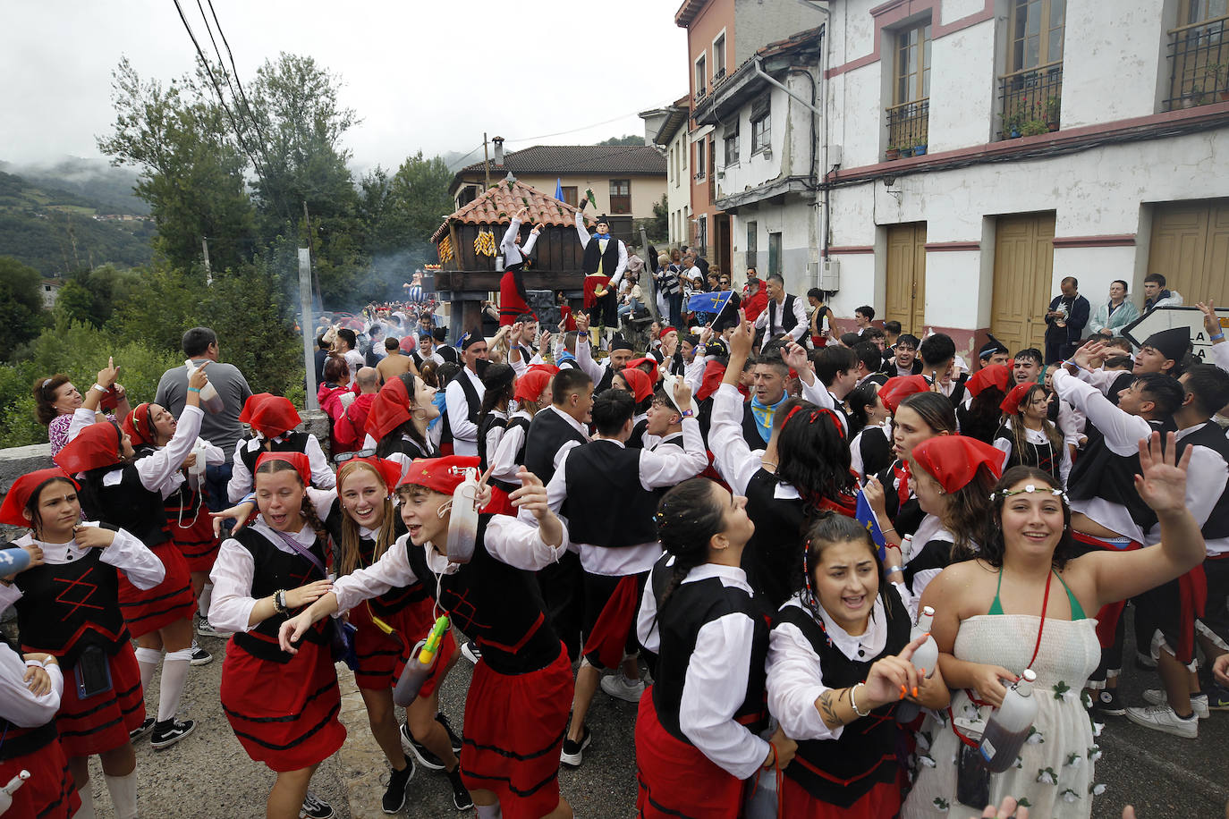 El Descenso Folklórico del Nalón no se rinde ante la lluvia