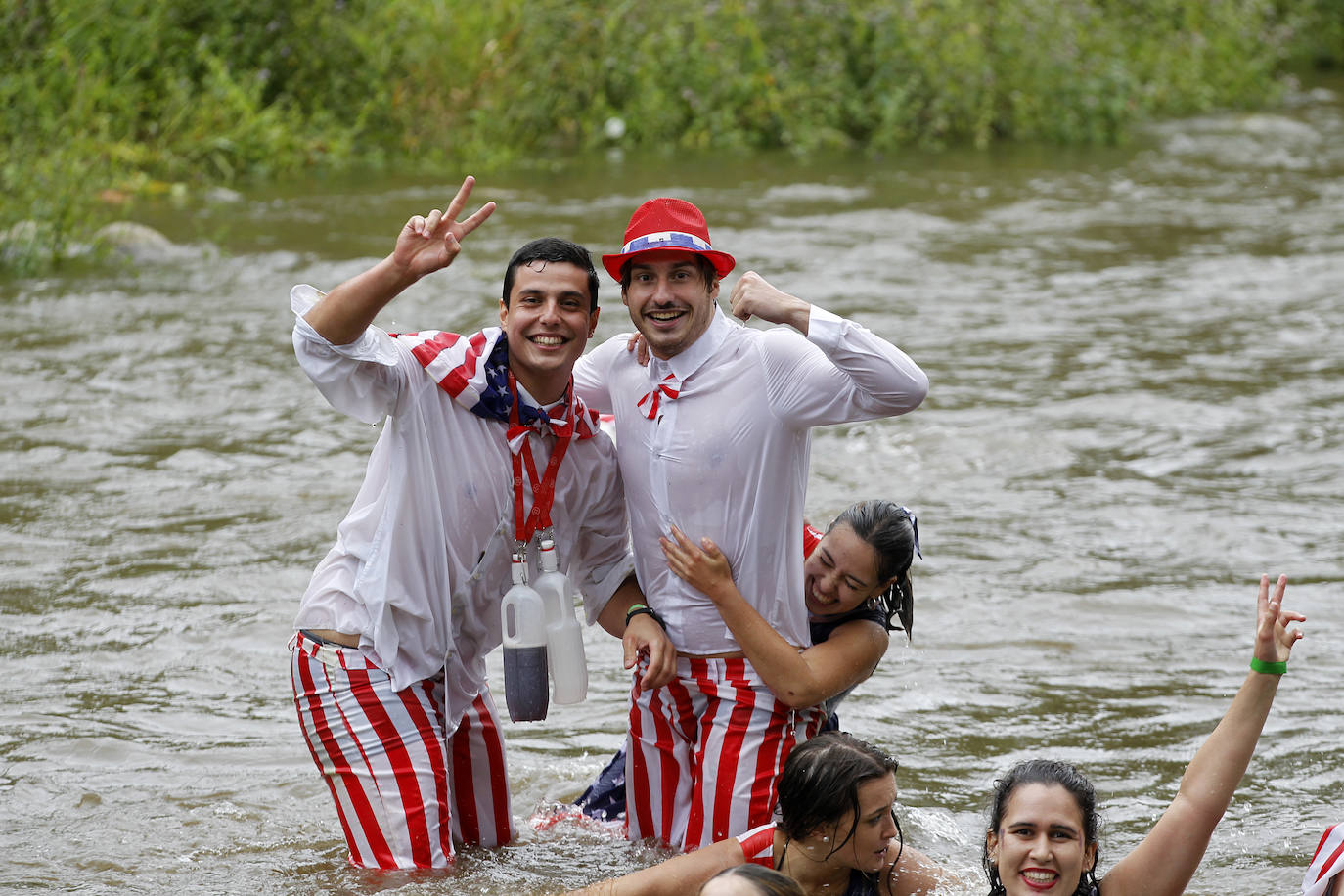 El Descenso Folklórico del Nalón no se rinde ante la lluvia