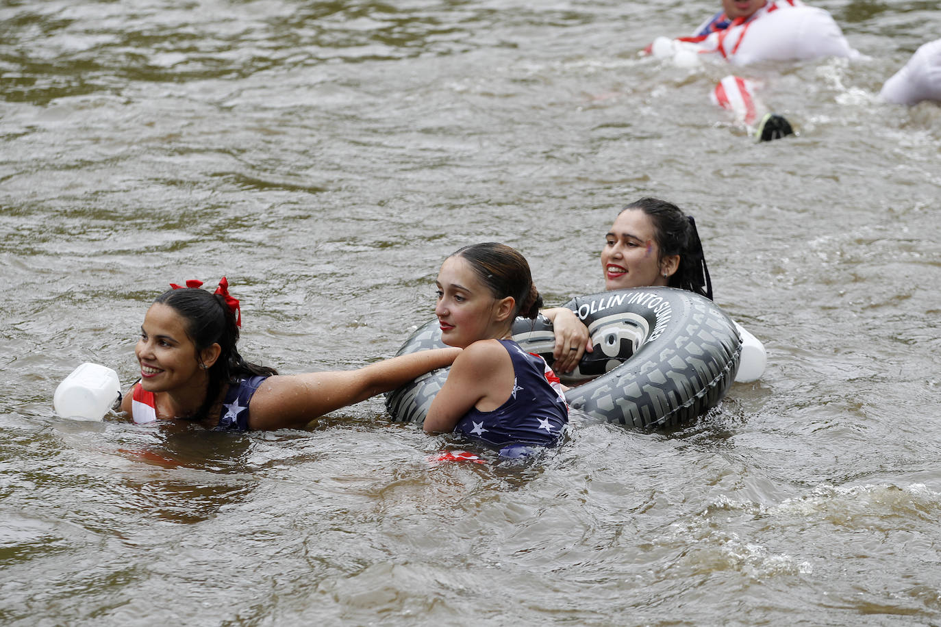 El Descenso Folklórico del Nalón no se rinde ante la lluvia