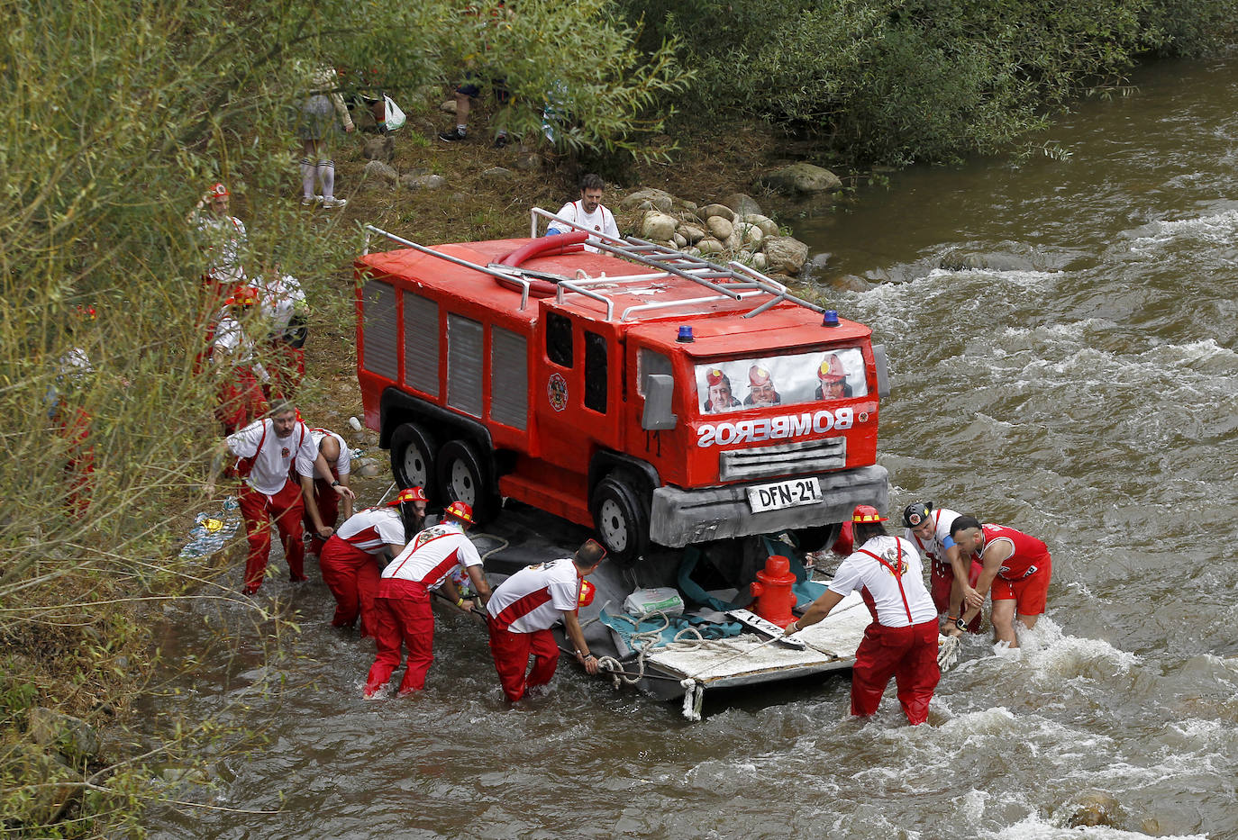 El Descenso Folklórico del Nalón no se rinde ante la lluvia