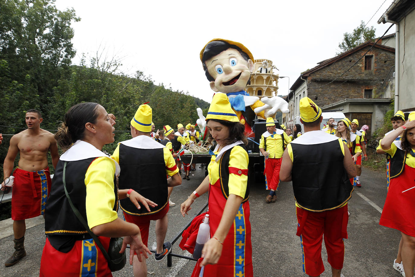 El Descenso Folklórico del Nalón no se rinde ante la lluvia