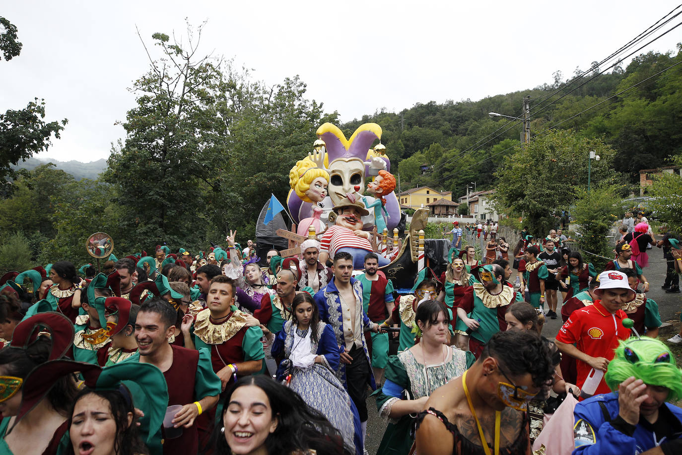 El Descenso Folklórico del Nalón no se rinde ante la lluvia