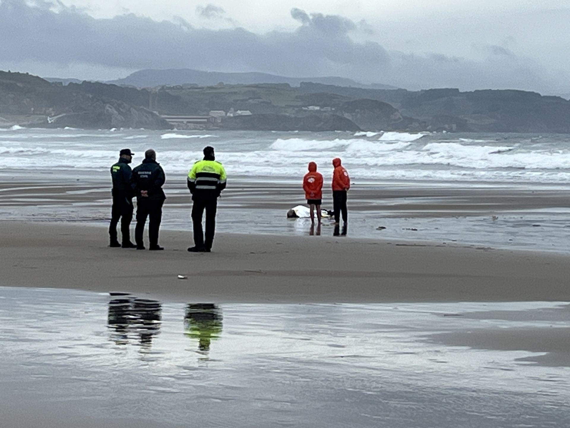 Imágenes: Los socorristas de la playa de San Juan hallan el cádaver de un pescador