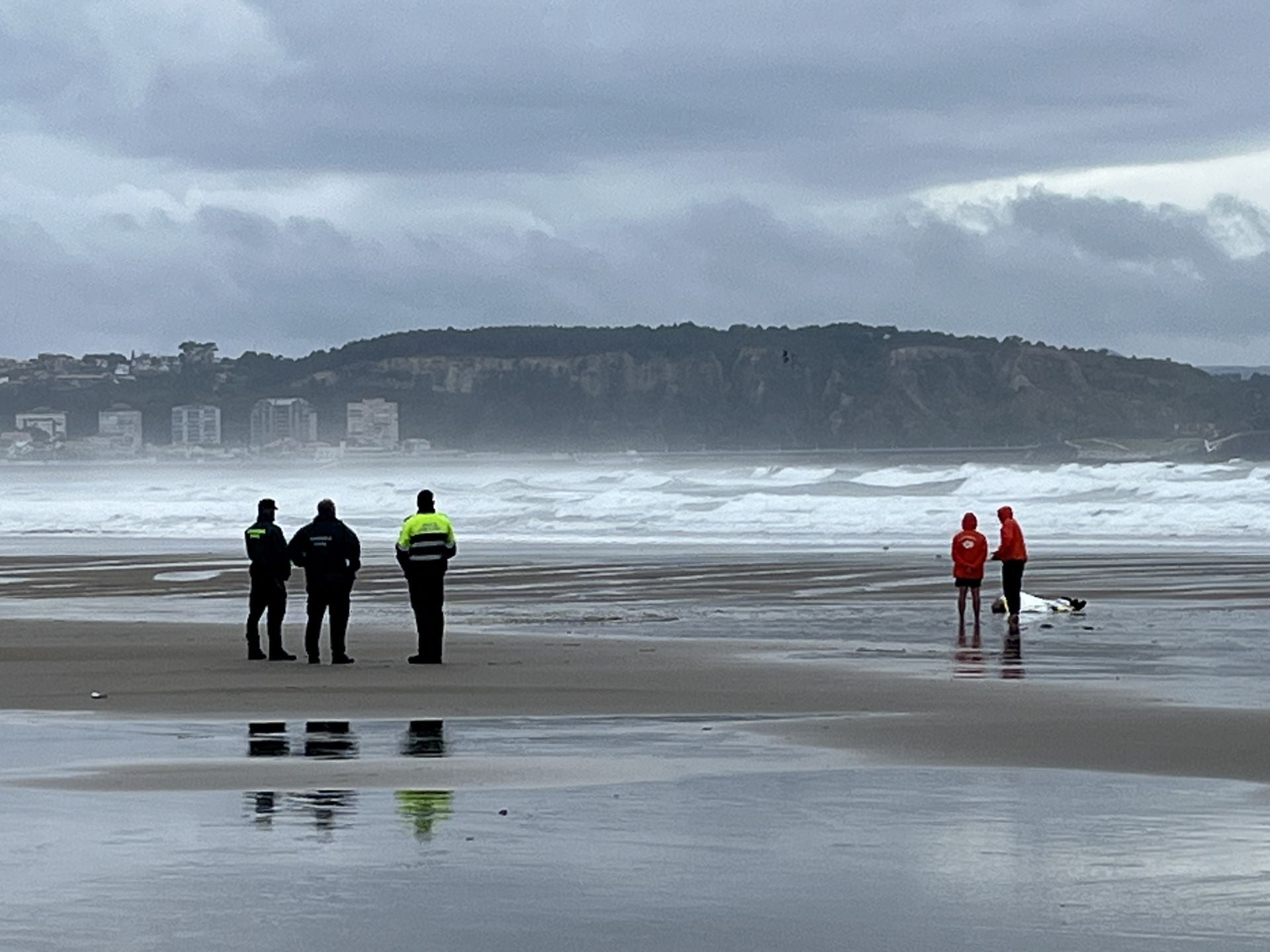 Imágenes: Los socorristas de la playa de San Juan hallan el cádaver de un pescador