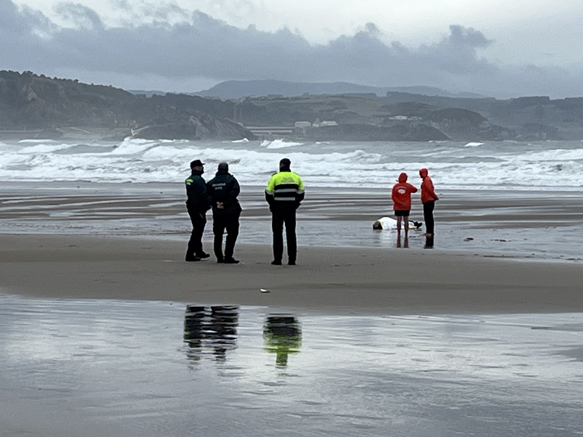 Imágenes: Los socorristas de la playa de San Juan hallan el cádaver de un pescador