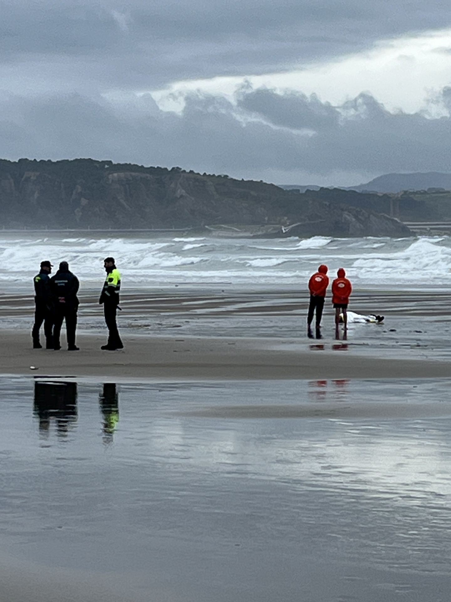 Imágenes: Los socorristas de la playa de San Juan hallan el cádaver de un pescador