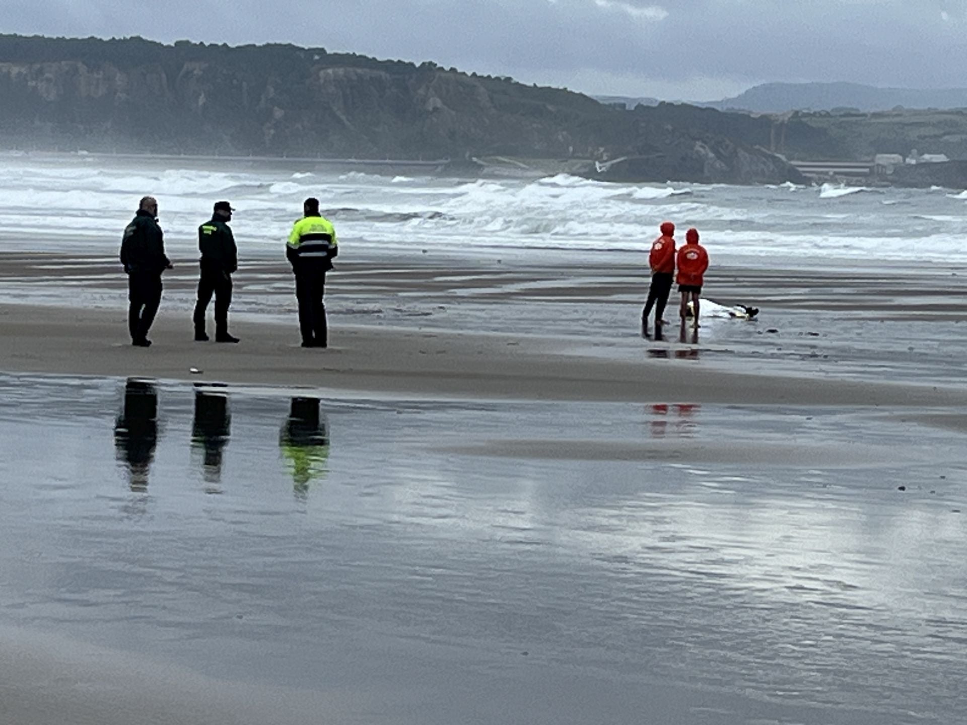 Imágenes: Los socorristas de la playa de San Juan hallan el cádaver de un pescador