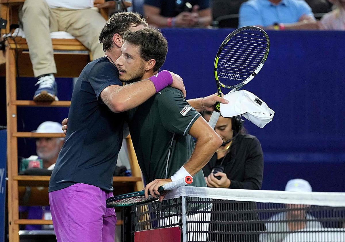 Pablo Carreño se abraza con Alex Michelsen después de decidir retirarse en la semifinal de Winston-Salem.