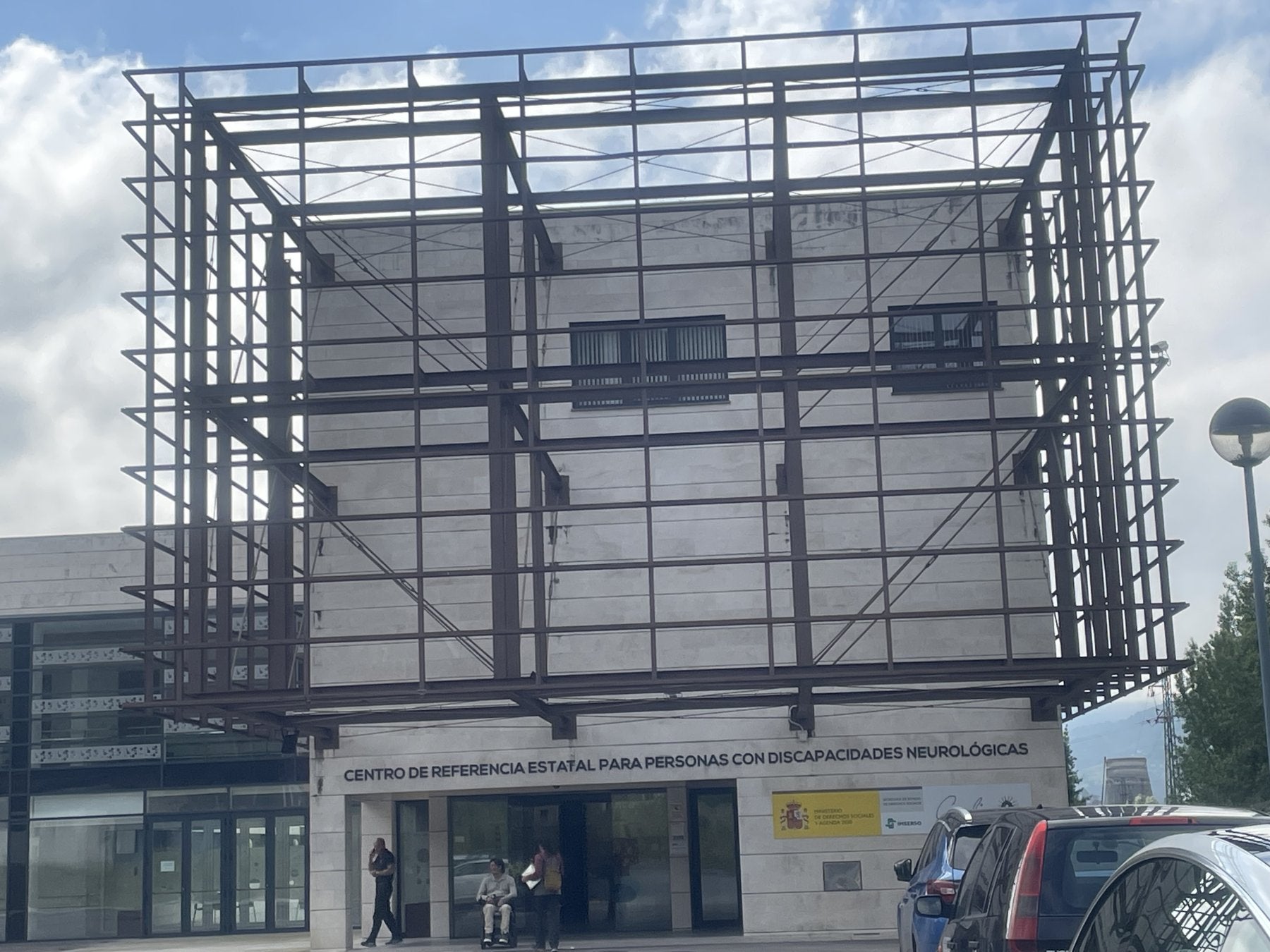 Estructura de la fachada que fue retirada del Credine.