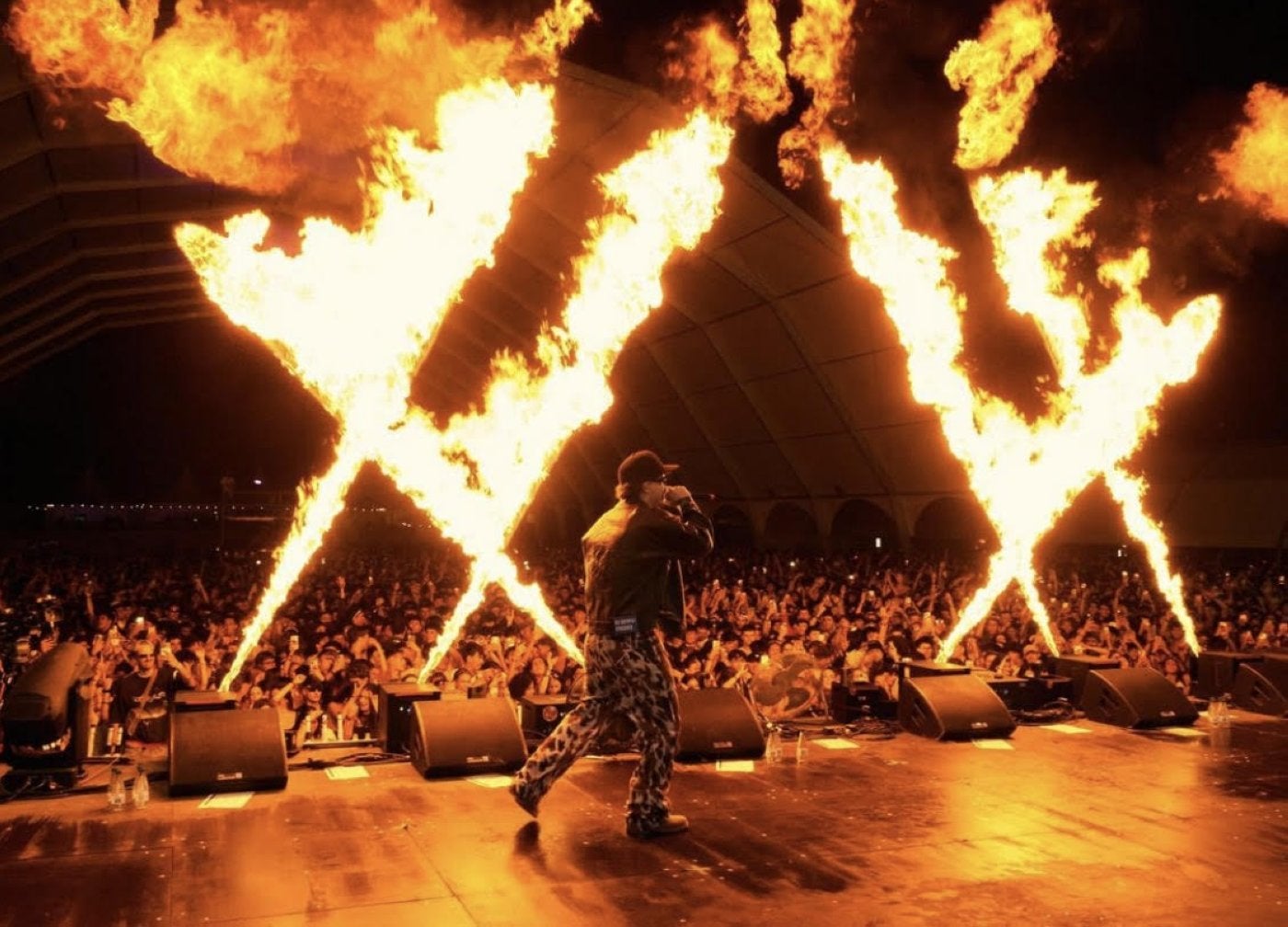 Un concierto de MVRK, con el público enfervorecido.