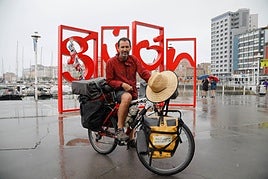 Primera vez. Tras haber visitado durante otraaventura 106 países, Pablo García descubre ahora Gijón mientras hace el Camino de Santiago.