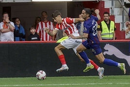 Iker Martínez trata de superar a Marc Mateu durante el partido del domingo ante el Eldense.