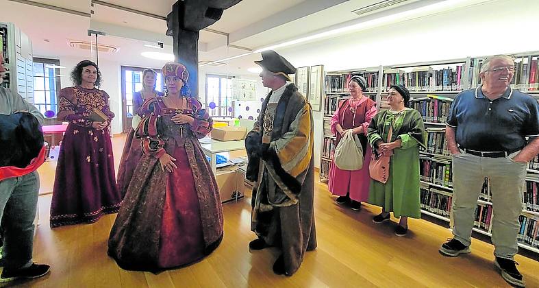 Doña Leonor, en la biblioteca de la Casa de los Hevia.