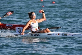 Miriam Vega celebra el bronce tras completar la prueba de K-1 5.000 en aguas de Uzbekistán.