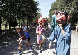 Carreras a escobazos en Lugones