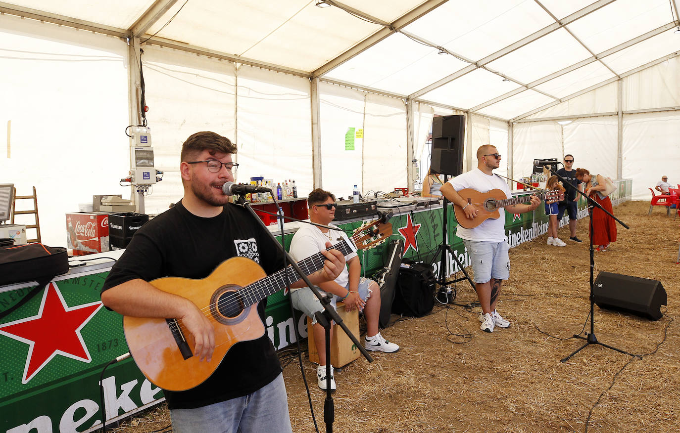 Risas, carreras y música por Santa Isabel en Lugones