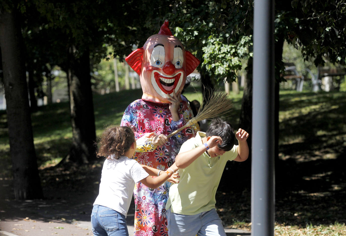 Risas, carreras y música por Santa Isabel en Lugones