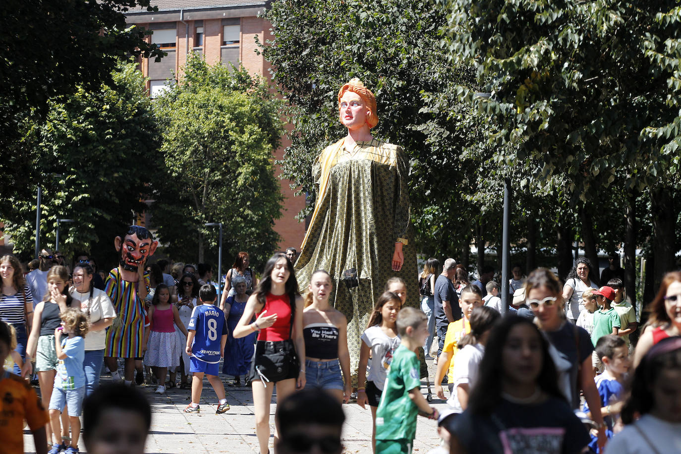 Risas, carreras y música por Santa Isabel en Lugones