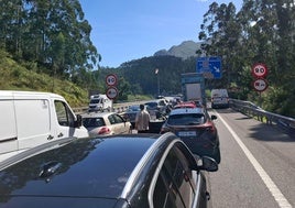 Conductores atrapados en el atasco en la A-8.