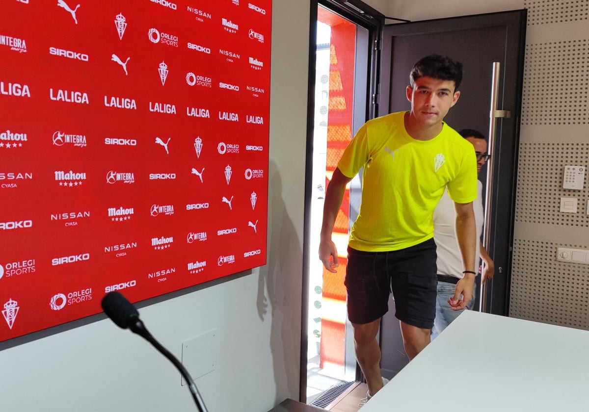 Nacho Martín, este mediodía, a su llegada a la sala de prensa de Mareo.