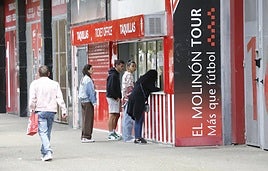 Aficionados del Sporting, delante de las taquillas de El Molinón.