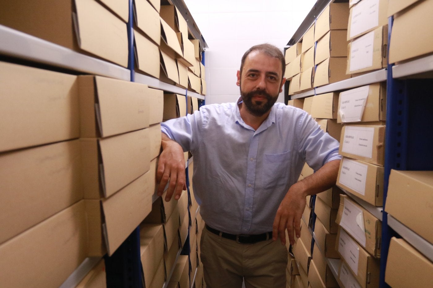 El conservador del Botánico, Luis Carlón, posa junto a las cajas que contienen las casi 50.000 especies datadas del herbario.