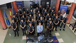 Los nuevos veinticinco interinos junto al concejal de Seguridad Ciudadana y los mandos en la Policía Local tras el acto de entrega de las acreditaciones.