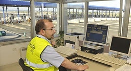 Un operario en el centro de control del peaje de la AP-6 Villalba-Adanero.