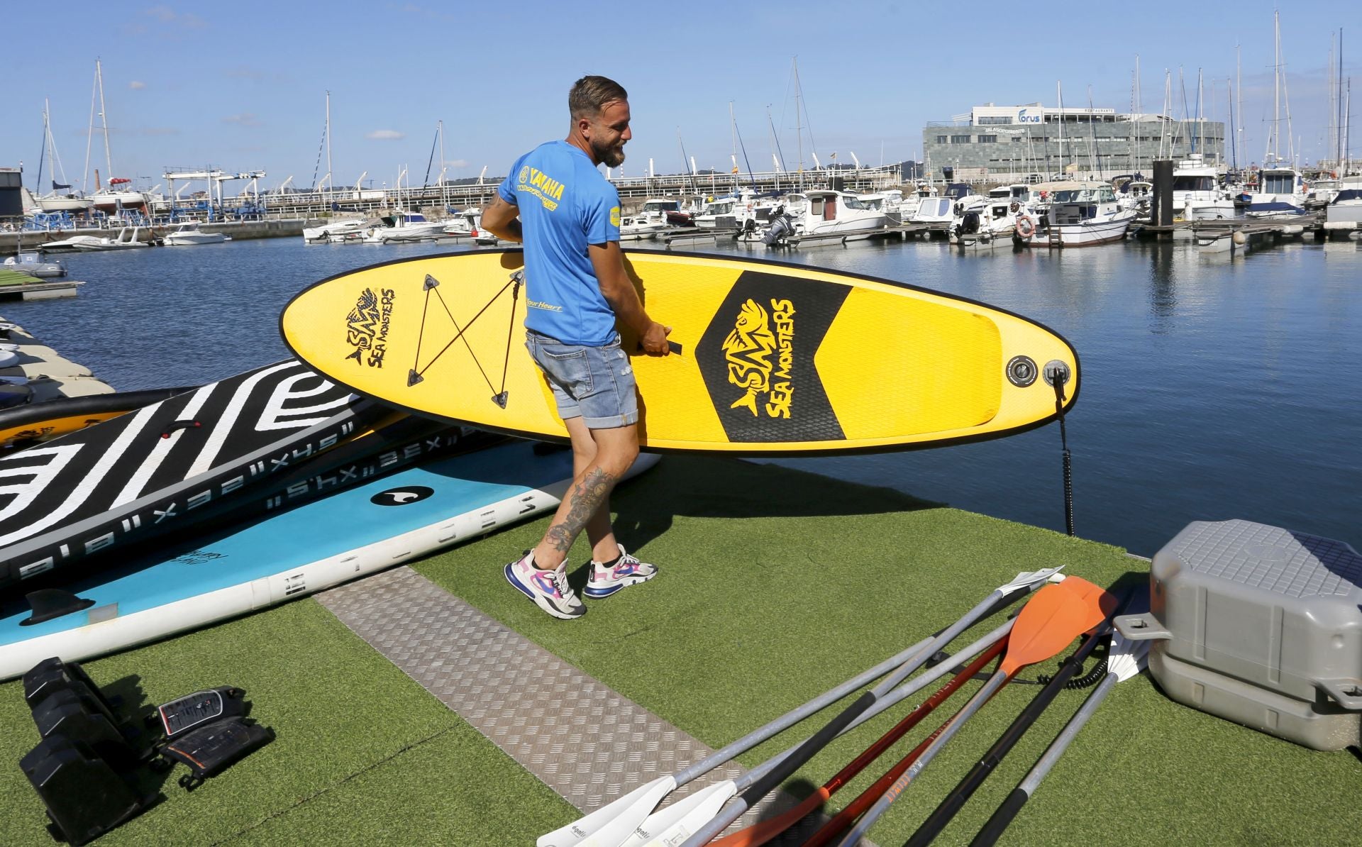 Pelayo Fraile se prepara para lanzar al mar una tabla de paddle surf.