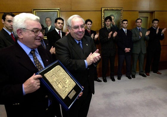 Manuel Roza con Vicente Álvarez Areces en una recepción con motivo del ascenso del Club Patín Cibeles en el año 2000