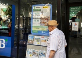 Un hombre pasa por delante de un escaparate que oferta viajes del Imserso.