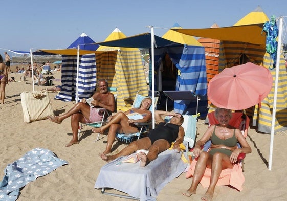 La familia Fernández lleva más de 70 años acudiendo a las casetas de la escalera 15 de la playa de San Lorenzo.