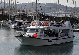 La lancha de Pasaje Canteli llega al puerto de Gijón tras uno de sus paseos en barco.