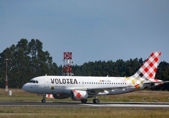 Una aeronave de Volotea, en la pista del aeropuerto de Asturias