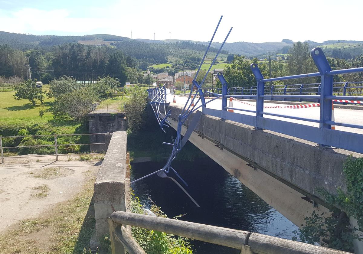 Barandilla metálica que rompió la pick up siniestrada en la que viajaban las víctimas y que cayó al río Eo.