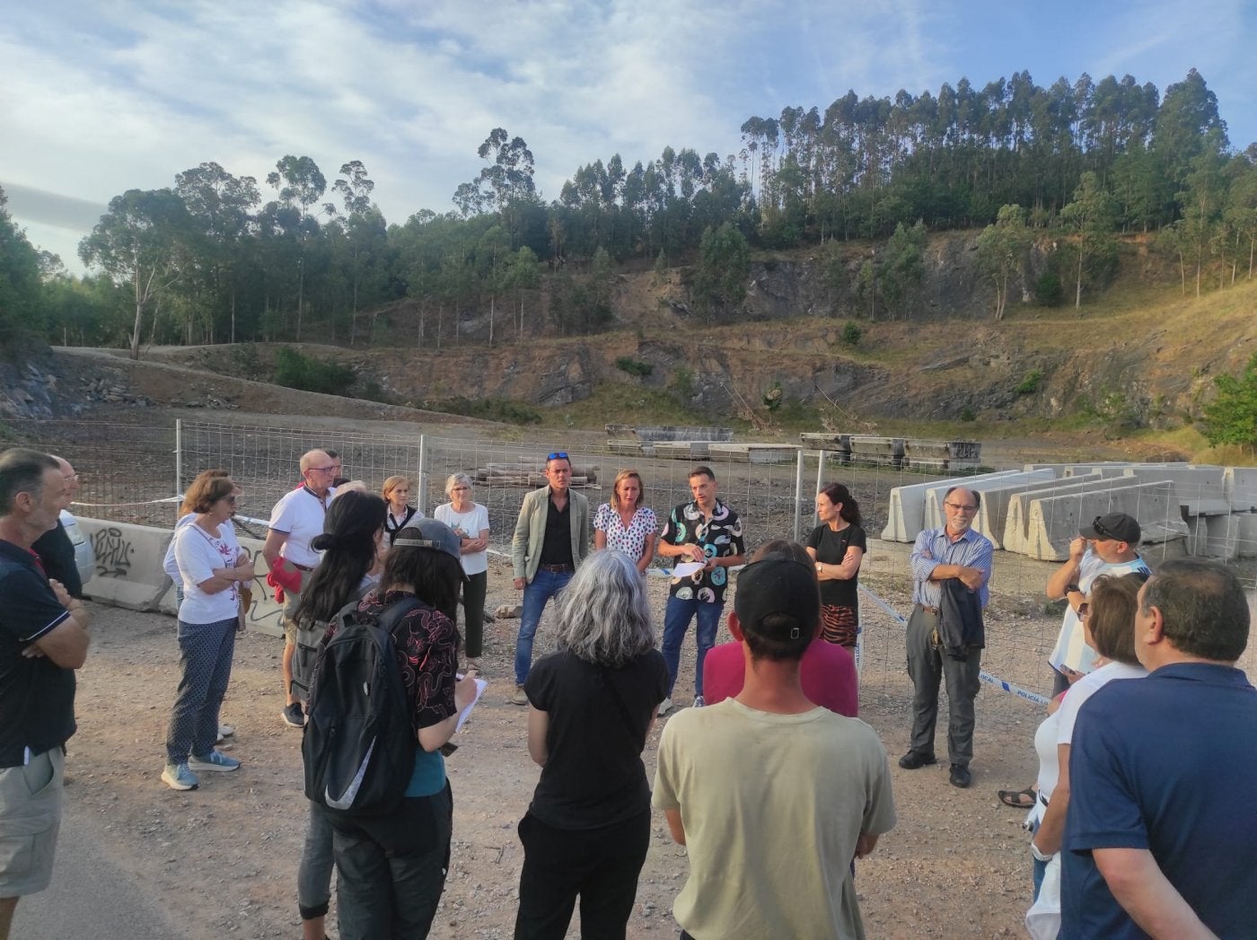 Imagen del encuentro de los vecinos con los ediles de IU.