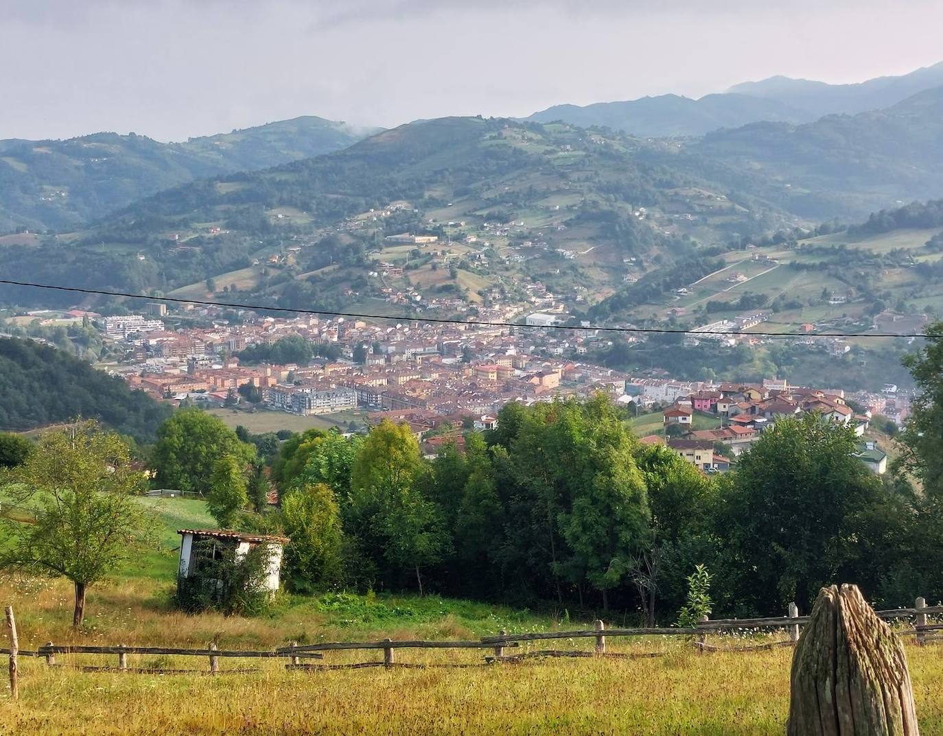 Imagen principal - Las buenas vistas, los rincones con encanto, las campas ganaderas y las montañas que circundan el valle adornan esta sencilla caminata