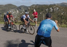 Ciclistas en la pasada edición de la Vuelta Ciclista a España en la etapa entre Pola de Allande y La Cruz de Linares.