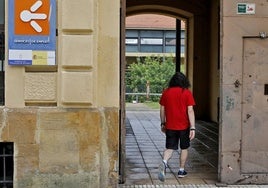 Un joven accede a la oficina del Servicio Público de Empleo de El Coto, en Gijón.