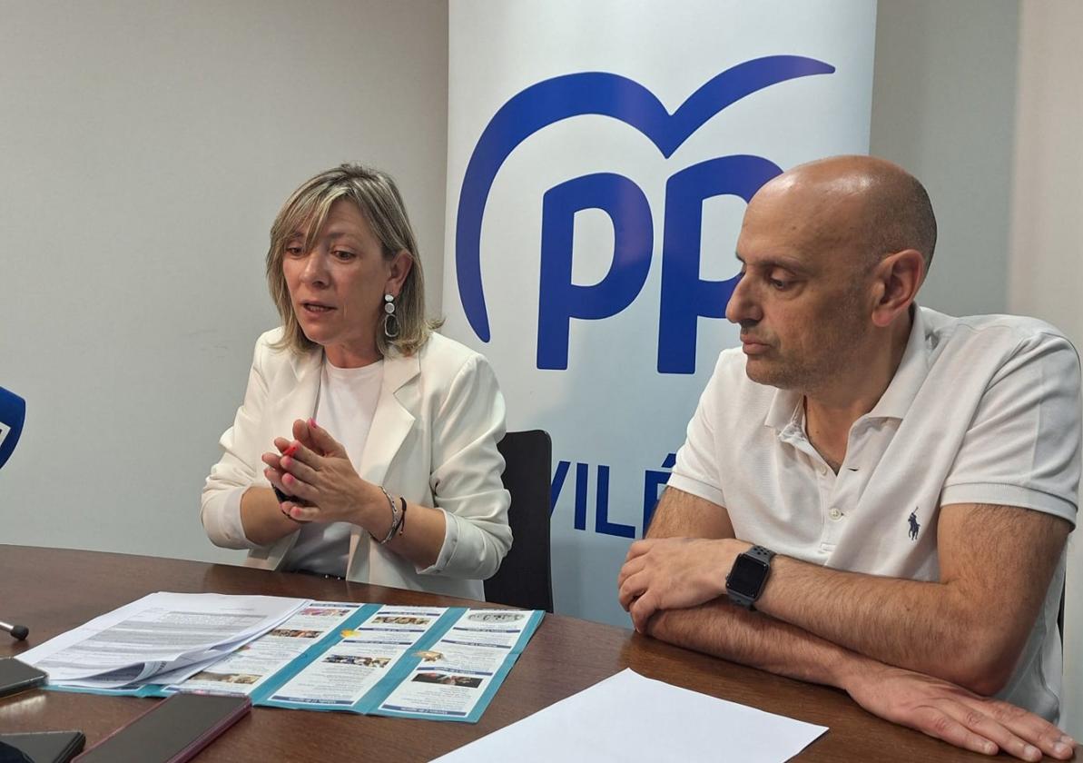 Esther Llamazares y Pablo Menéndez, ayer, en una comparecencia.