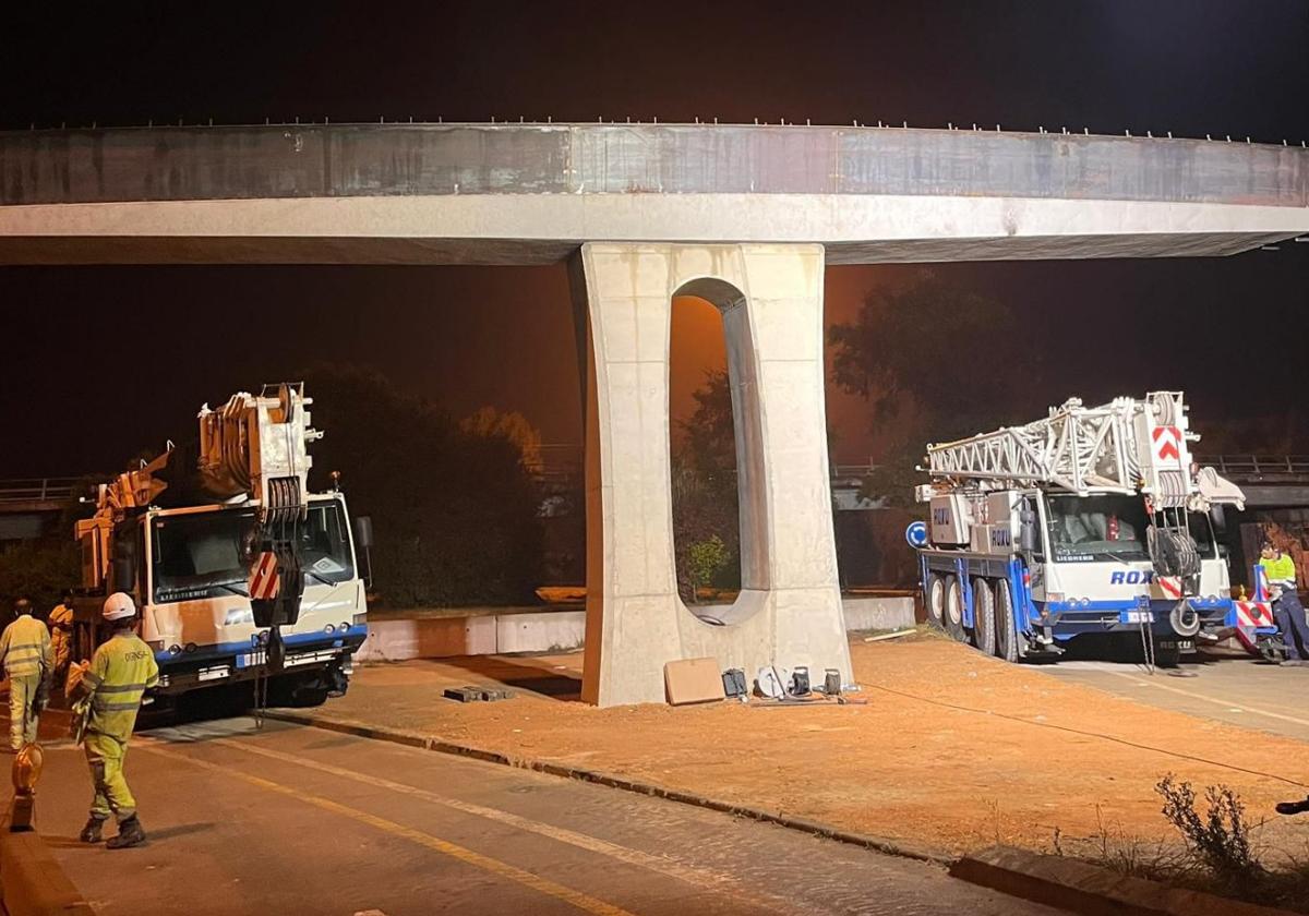 La gran pasarela peatonal de Lugones toma forma de noche